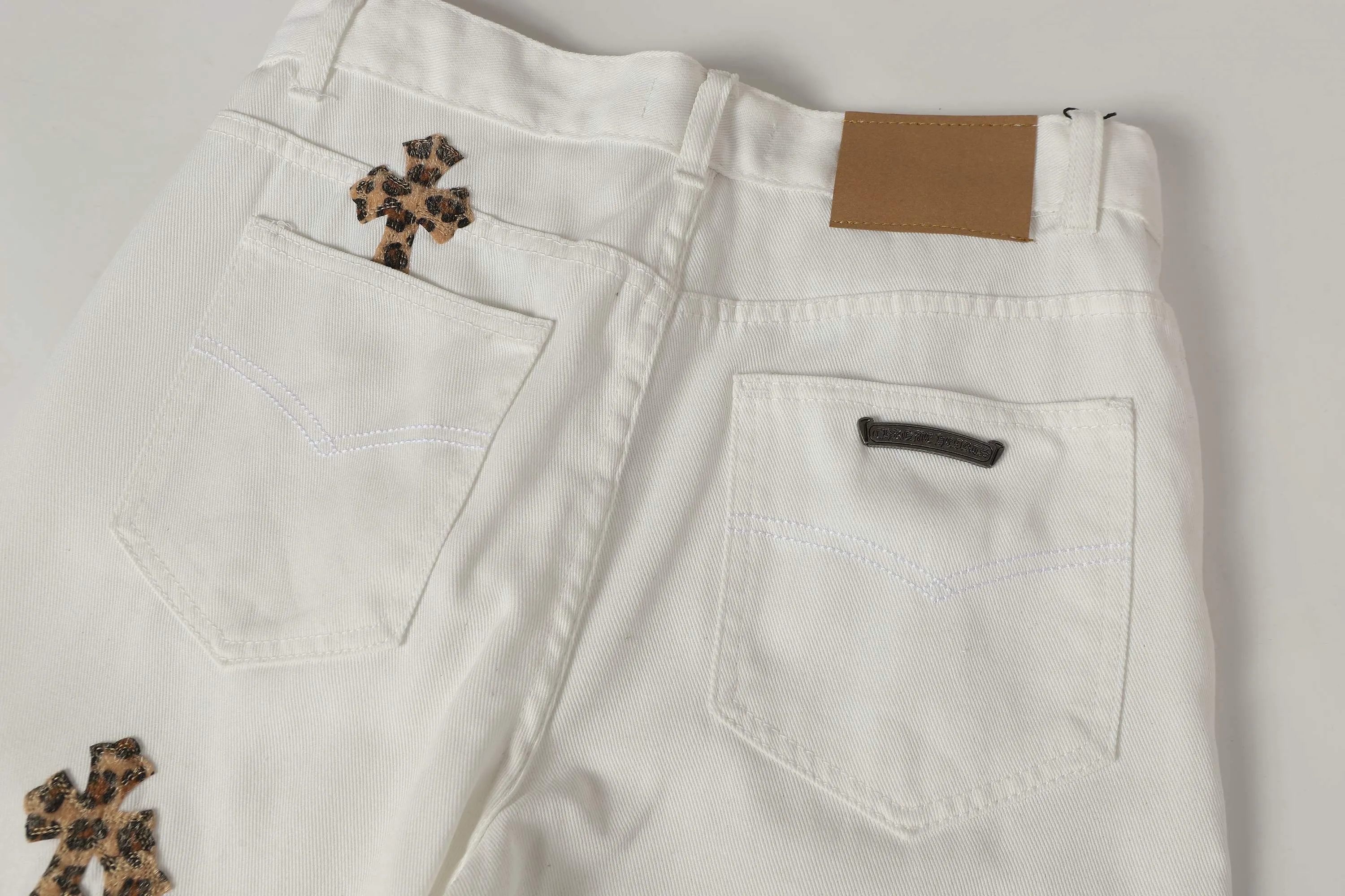 P280 -Chrome Hearts/Chrome Hearts 25ss classic white cow series colored leather cross washed color cloth unisex denim trousers -Vibe style straight stacked god-level version -carbon fine bias denim color cloth -old vintage complete set of hardware - Chrome Hearts white cow series The high version uses high-ounce custom fabrics, fermentation washing and soft color fixation, soft and thick to wear, the details are all hand-polished and manufactured with craftsmanship, all-over jacquard fabrics, unique design style After multiple processes to create a full retro feel, a niche and unique non-contrast shirt, custom-made distressed spray-painted buttons, every detail is crafted with craftsmanship. Color: Picture color Code number: 28-36